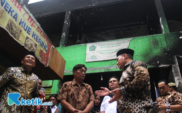 Foto Bersama anggota DPR RI Bambang Haryo Soekartono (kanan), Plt Bupati Subandi menyaksikan kondisi bangunan Pasar Krian ditemani Kepala Disperindag Sidoarjo Widiyantoro Basuki. (Foto: Fathur Roziq/Ketik.co.id)