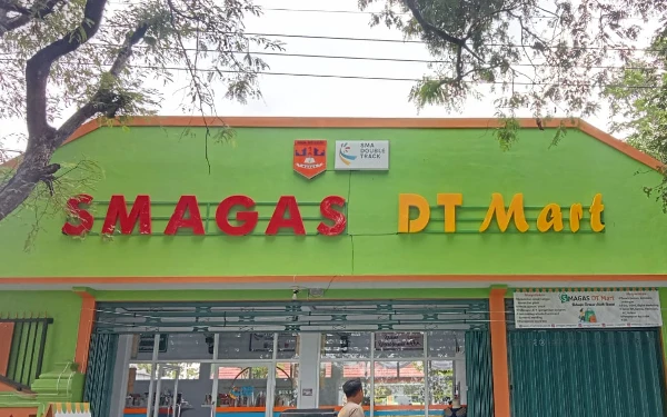 Foto Bangunan SMAGAS DT Mart SMAN 1 Karas bagian depan (Foto: Fatimah/Ketik.co.id)