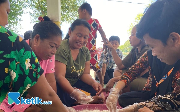 Thumbnail Berita - Hasil Udang Melimpah, Warga Desa Pucuan Sidoarjo Dapat Pelatihan untuk Mengolah