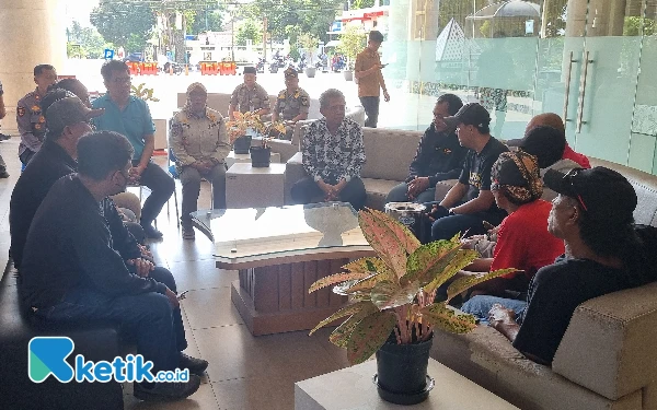 Foto Sekda Sleman Susmiarto (baju Korpri) didampingi Kasat Pol PP Sleman Shavitri Nurmala Dewi, dan
Kabag Protokol dan Komunikasi Pemkab Sleman Aris Herbandang saat menemui para peserta aksi demonstrasi. (Foto: Fajar Rianto/Ketik.co.id)