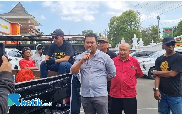 Foto Kasi Intel Kejari Sleman Murti Ariwibowo saat ditugaskan menemui para pendemo. (Foto: Fajar Rianto/Ketik.co.id)