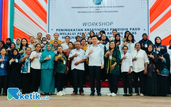 Foto Bupati Freddy Thie foto bersama kegiatan Workshop Peningkatan Kreativitas Pendidik PAUD di gedung pertemuan Krooy Kaimana (foto La Jen/Ketik.co.id)