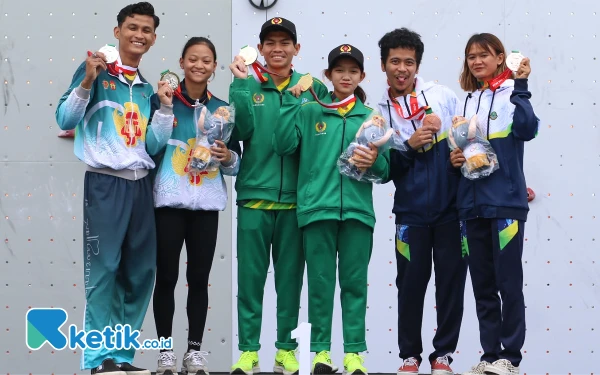 Foto Alma Ariella Tsany dan Putra Tri Ramadani (tengah) menunjukkan medali emas yamg diperoleh, Rabu, 11 September 2024. (Foto: Khaesar/Ketik.co.id)