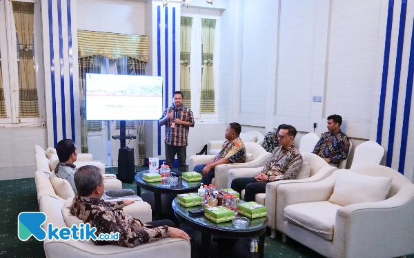 Foto Dirut Bank Sampang Syaifullah Asyik saat mempresentasikan e-wallet kepada Pj Bupati Sampang Rudi Arifiyanto di Pendopo Trunojoyo, Rabu 11 September 2024 (Foto: Mat Jusi/Ketik.co.id).