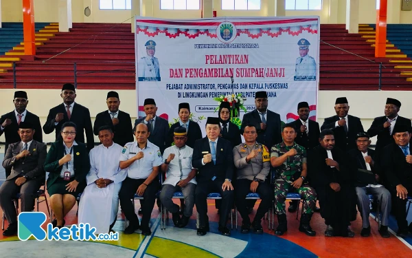 Foto Bupati Freddy Thie foto bersama saat pelantikan pejabat dan kepala Puskesmas di GOR Kaimana (foto La Jen,Ketik.co.id)