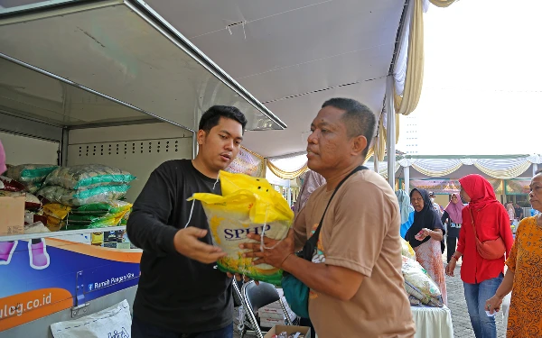 Foto Harga bahan pokok di GPM lebih murah dari pasaran. (Foto: Humas Pemkot Surabaya)