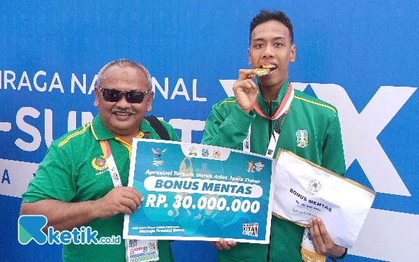 Foto Muhammad Amirullah Al Farizi menerima uang mentas usai meraih medali emas, Rabu, 11 September 2024. (Foto: Khaesar/Ketik.co.id)