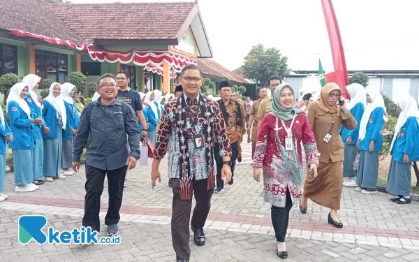 Foto Aries Agung Paewai (tengah) dan Asmaul Kusnah (kanan) Kepsek SMAN 1 Karas menuju peresmian DT Mart (Foto: Fatimah/Ketik.co.id)