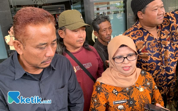 Foto Mak Rini bersama Tiyok saat memberikan keterangan pada awak media, Kamis (12/9/2024). (Foto: Favan/ketik.co.id)