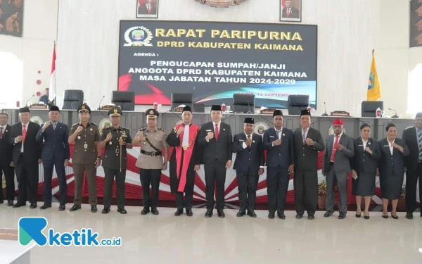 Foto Bupati Freddy Thie saat foto bersama dengan anggota DPRD kabupaten Kaimana periode 2024-2029 setelah pelantikan di kantor DPRD kaimana (foto Humas Pemkab Kaimana/Ketik.co.id)