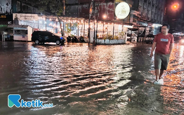 Foto Tommy (kaos merah) anggota legislatif Labuhanbatu terpilih meninjau banjir antara jalan Gatot Subroto - Ahmad Dahlan, Rantauprapat. (Foto: Joko/Ketik.co.id)