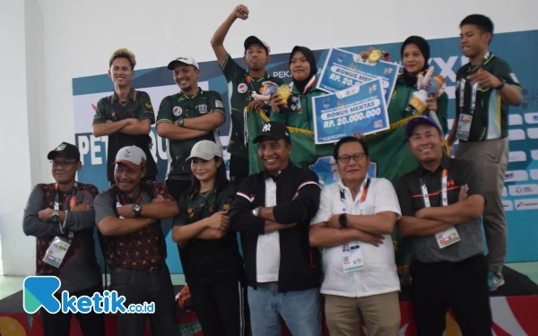 Foto Sephia Febrianti dan Anjani Dwi Aprilia berpose bersama pengurus Petanque Jatim, Jumat, 13 September 2024. (Foto: Khaesar/Ketik.co.id)