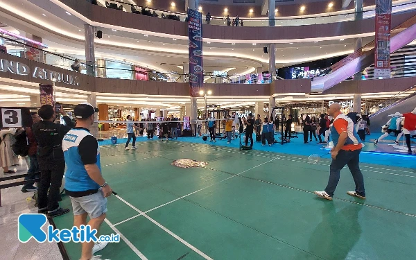 Foto Di Urban and Sport pengunjung dapat mencoba bermain badminton di dalam mall. (Foto: Husni Habib/Ketik.co.id)