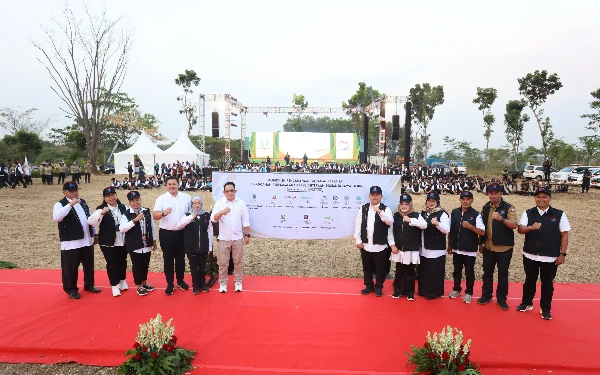 Foto Pj Gubernur Jatim Adhy Karyono bersama Kepala Dinsos Jatim saat Apel Siaga Penanganan Kesejahteraan Sosial dan Capacity Building (Foto: dok. Dinsos Jatim)