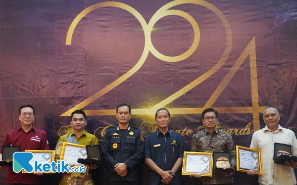 Foto Kepala Kantor Harita Nickel Perwakilan Ternate, Dedi Hermansyah (kedua dari kanan), berfoto bersama usai menerima Bea Cukai Ternate Award 2024. (Foto Humas Harita Nickel For Ketik.co.id)