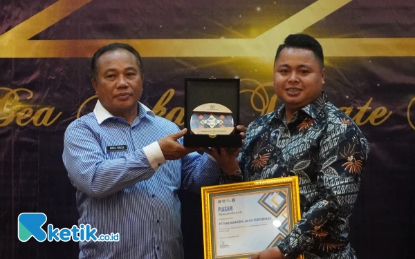 Foto Perwakilan Harita Nickel dari Export Import Department, Al-Sahid, saat menerima Bea Cukai Ternate Award 2024. 
(Foto Humas Harita Nickel For Ketik.co.id)