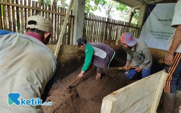 Foto Proses pelatihan pembuatan pupuk organik.