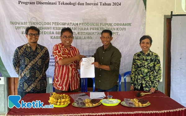 Foto Pelatihan pengembangan inovasi teknologi untuk mempercepat produksi pupuk organik pada petani kopi Dampit.