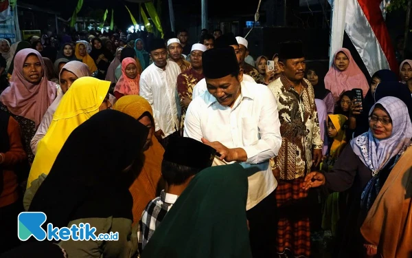 Foto Plt Bupati Sidoarjo H Subandi menyalami warga Desa Kedungpandan, Kecamatan Jabon, yang menyambutnya di halaman kantor desa setempat. (Foto: Dinas Kominfo Sidoarjo)