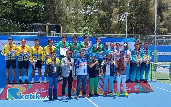 Foto Tim tenis lapangan putra Jatim raih medali emas di PON 2024, Sabtu, 14 September 2024. (Foto: Khaesar/Ketik.co.id)