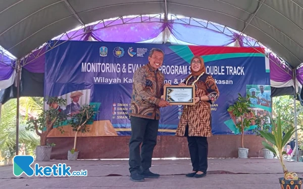 Foto Suhartatik dan Kepala Sekolah SMAN 1 Kedundung, Sulaiman saat penyerahan penghargaan pada SMAN 1 Kedundung (Foto: Fatimah/Ketik.co.id)