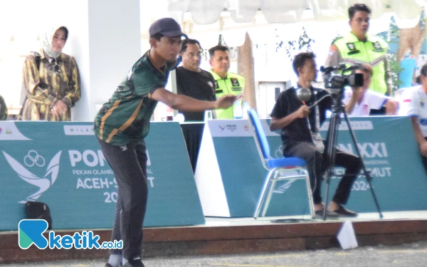 Foto Petanque Jatim berhasil meraih medali emas usai tumbangkan Sumut dengan skor 13-2 di Stadion Petanque USK, Minggu, 15 September 2024. (Foto: Khaesar/Ketik.co.id)