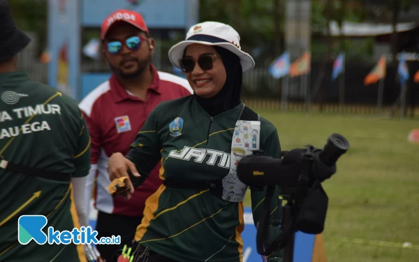 Foto Diananda Choirunisa berselebrasi dengan Riau Ega Agatha usai memastikan memperoleh meraih medali emas, Minggu, 15 September 2024. (Foto: Khaesar/Ketik.co.id)