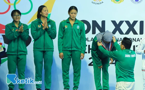 Foto Pj Gubernur Jatim Adhy Karyono memberikan pengalungan emas, Sabtu, 14 September 2024. (Foto: Khaesar/Ketik.co.id)