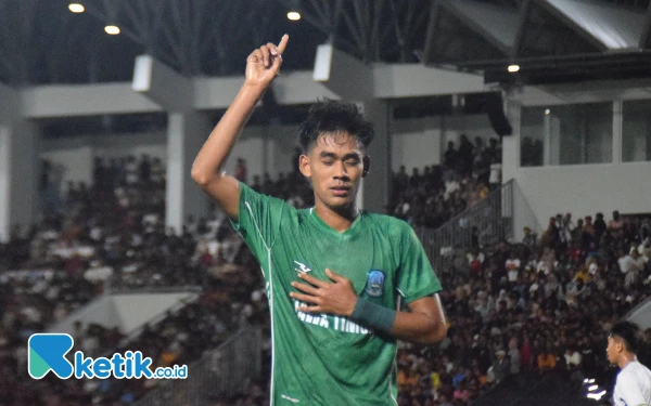 Foto Wigi Pratama berhasil mencetak 2 gol membuat Jatim lolos ke final PON XXI 2024 Aceh-Sumut, Senin, 16 September 2024. (Foto: Khaesar/Ketik.co.id)