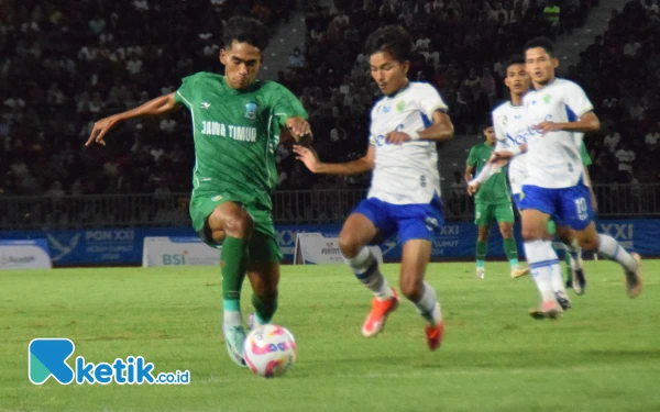 Foto Pemain Jatim berusaha membongkar pertahanan Aceh untuk menciptakan gol, Senin, 16 September 2024. (Foto: Khaesar/Ketik.co.id)