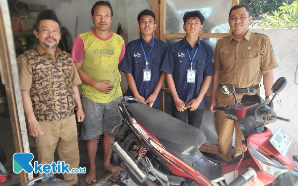 Foto Tim monitoring Smansaba mengunjungi bengkel tempat para siswa Double Track TKR praktek kerja  (Foto: Smansaba for Ketik co.id)