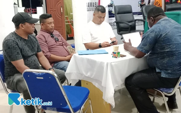 Foto Larry Marcelino Bororing bersama kuasa hukum Ahmad Matdoan melaporkan dugaan pemalsuan dokumen ke Bawaslu (foto Larry Bororing/Ketik.co.id)