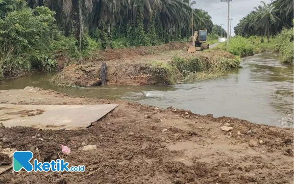 Foto Progres pembangunan jembatan Banjar Kapar-Sikabau (foto. Wawan/ketik.co.id)