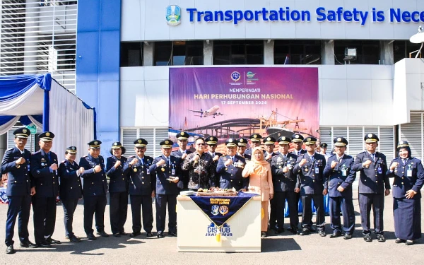 Foto Pj Gubernur Adhy Karyono berfoto bersama sejumlah pejabat Dishub Jatim. (Foto: Humas Pemprov Jatim)