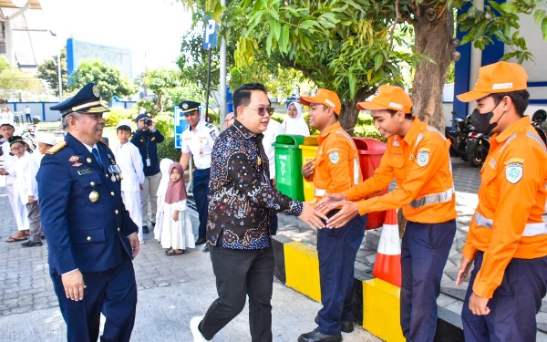 Foto Pj Gubernur Jatim Adhy Karyono didampingi Kadishub Nyono  berjabat tangan dengan petugas dishub. (Foto: Humas Pemprov Jatim)