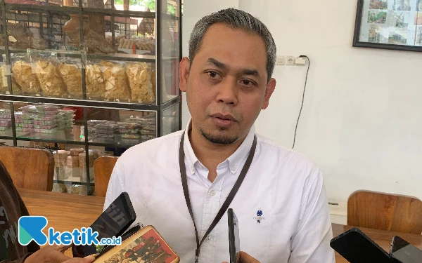 Foto Direktur Utama PT. BPR Penataran Artha Sejahtera, Sahrial Amri, saat memberikan keterangan pada awak media, Rabu (18/9/2024). (Foto: Favan/ketik.co.id)