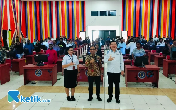 Foto Bupati Freddy Thie bersama Kepala Kantor Regional IV BKN Manokwari Nur Hasan foto bersama dengan peserta simulasi CAT BKN di gedung pertemuan Krooy Kaimana (foto La Jen/Ketik.co.id)