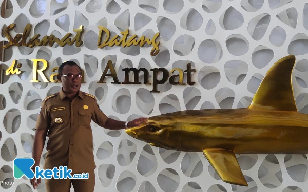 Foto Bupati Raja Ampat saat berpose di dalam gedung terminal penumpang Kota Waisai usai lakukan persemian. (Foto: Abhie/ Ketik.co.id)