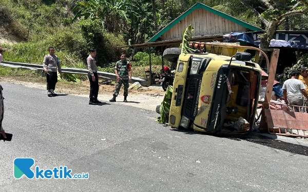 Telat Oper Persneling, Truk Fuso di Pacitan Terguling