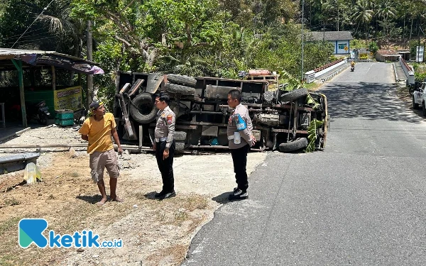 Foto Polisi tengah mengecek kondisi di TKP dengan sejumlah saksi. (Foto: Polres Pacitan for Ketik.co.id)