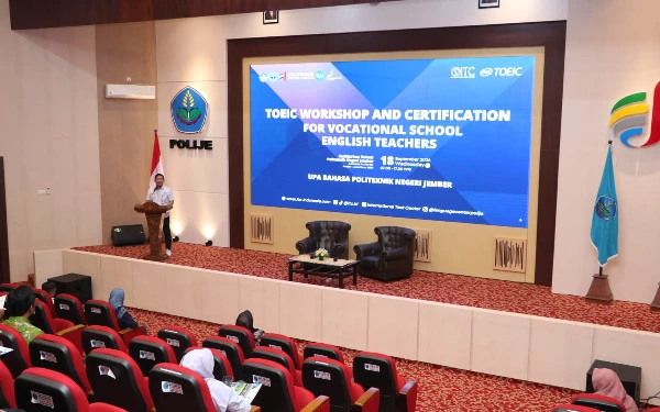 Foto Sambutan Wakil Direktur Bidang Perencanaan, Kerjasama, dan Sistem Informasi Polije, Agung Wahyono dalam pembukaan workshop dan sertifikasi TOEIC (18 September 2024) (Foto: Humas Polije)