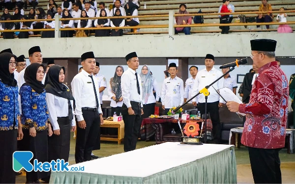 Foto Gubernur Rohidin membacakan SK dihadapan PPPK Bengkulu (Foto: Media Center Pemprov Bengkulu)