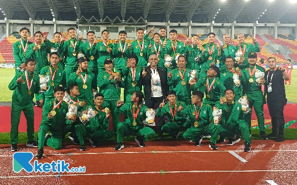 Foto Pemain Jatim memperoleh medali emas berfoto bersama Ketua Asprov PSSI Jatim Ahmad Riyadh UB di Stadion Harapan Bangsa (SHB), Rabu, 18 September 2024. (Foto: Khaesar/Ketik.co.id)