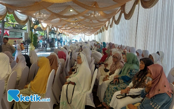 Foto Para tamu yang memadati kediaman Khofifah untuk mengikuti pengajian. (Foto: Husni Habib/Ketik.co.id)