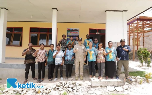 Foto Bupati Freddy Thie saat foto bersama dengan guru SMP 5 Kampung Lobo (foto Humas Pemkab Kaimana/Ketik.co.id)