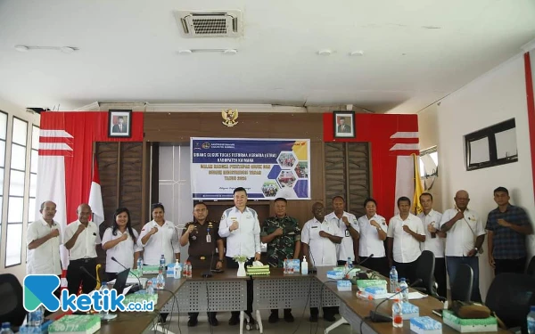 Foto Bupati Freddy Thie saat foto bersama dengan peserta sidang GTRA di ruang rapat kantor bupati ( foto Humas Pemkab Kaimana/Ketik.co.id)