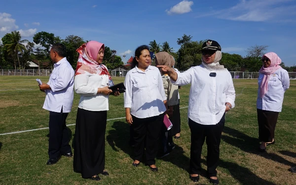 Foto Peninjauan proyek peningkatan Ruang Terbuka Hijau (RTH) publik di Lapangan Caturharjo, Sleman. (Foto: Humas Pemkab Sleman/Ketik.co.id)