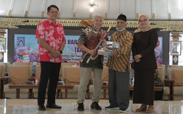 Foto Sekretaris Dinas Perpustakaan dan Kearsipan Pemkab Sleman Abu Bakar memberikan apresiasi pada pegiat literasi. (Foto: Humas Pemkab Sleman/Ketik.co.id)