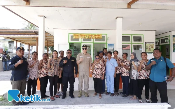 Foto Bupati Freddy Thie foto bersama dengan kepala Puskesmas lobo dan staf di kampung lobo (foto Humas Pemkab Kaimana/Ketik.co.id)