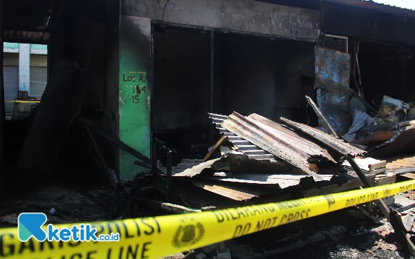 Foto Puing-puing bekas kebakaran Pasar Sepanjang masih dibatasi garis polisi pada Jumat (20/9/2024). (Foto: Fathur Roziq/Ketik.co.id)